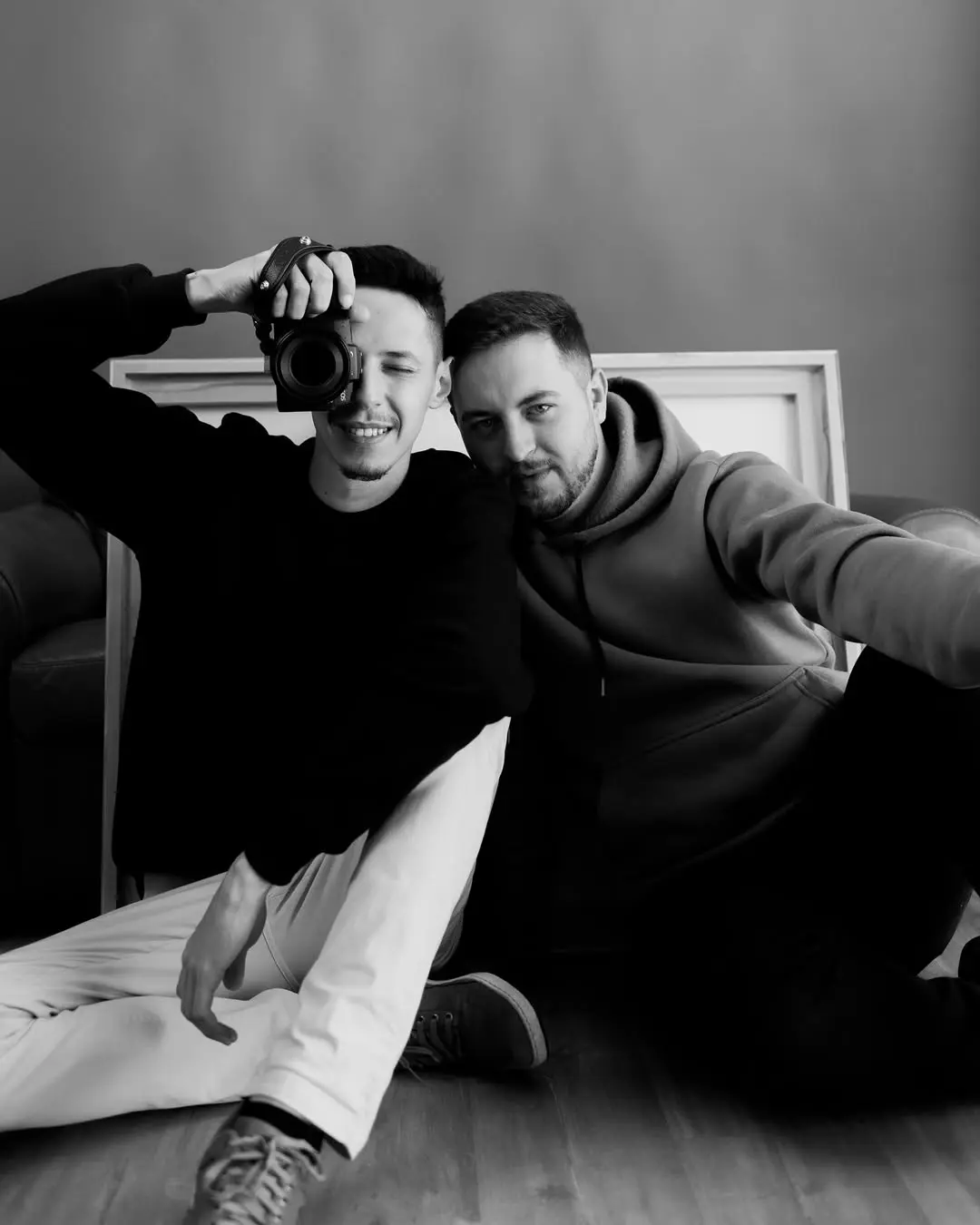 Natanael e Pablo em retrato autoral com camera